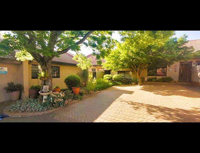 4 BEDROOM TOWNHOUSE FOR SALE IN HELICON HEIGHTS